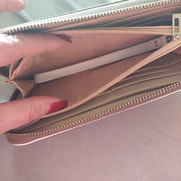 Guess Wallet - Picture 3 of 4